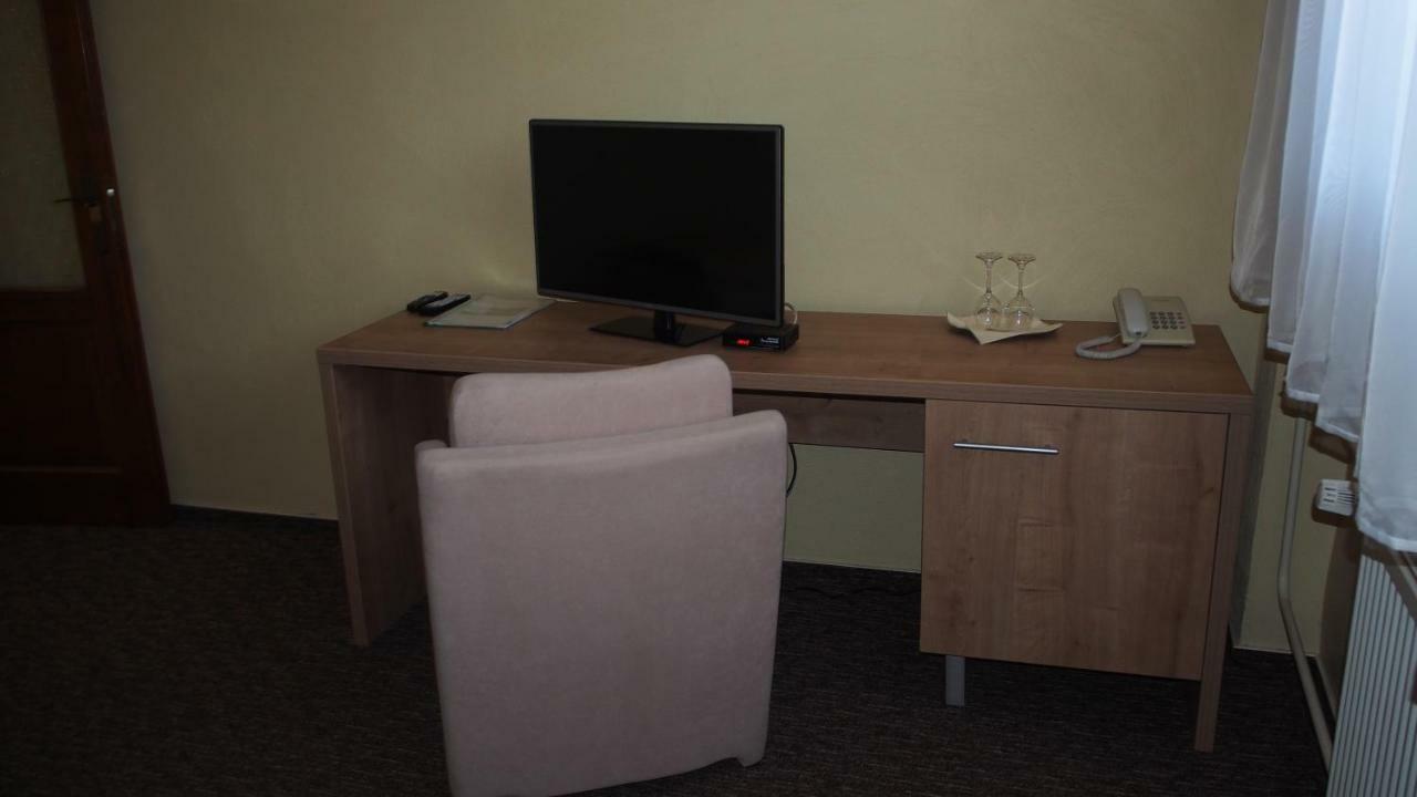 Hotel Slnecny Dvor Michalovce Exterior photo